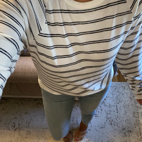 New♥️Soft navy/ivory striped top - Picture 3 of 4